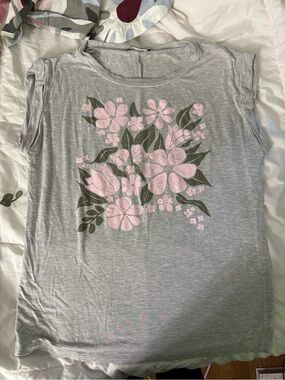 Stitch Fix Pink Clover Women’s Gray Floral Print Tee with Pink Accents